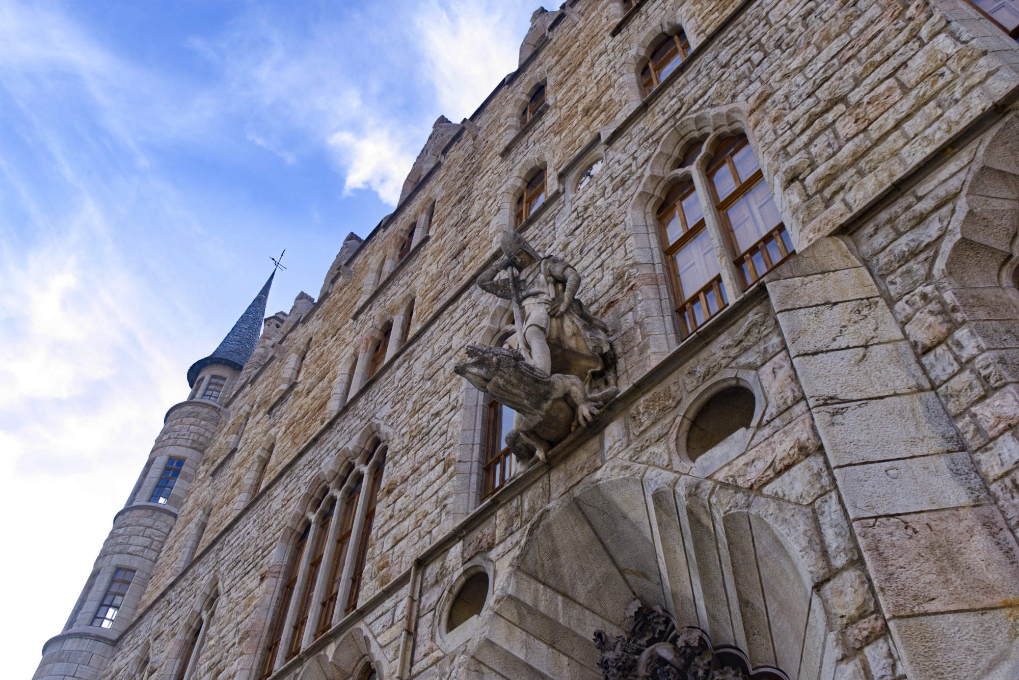 Palacio Botines   Gaudi en Leon espana. Estatua de San Jorge