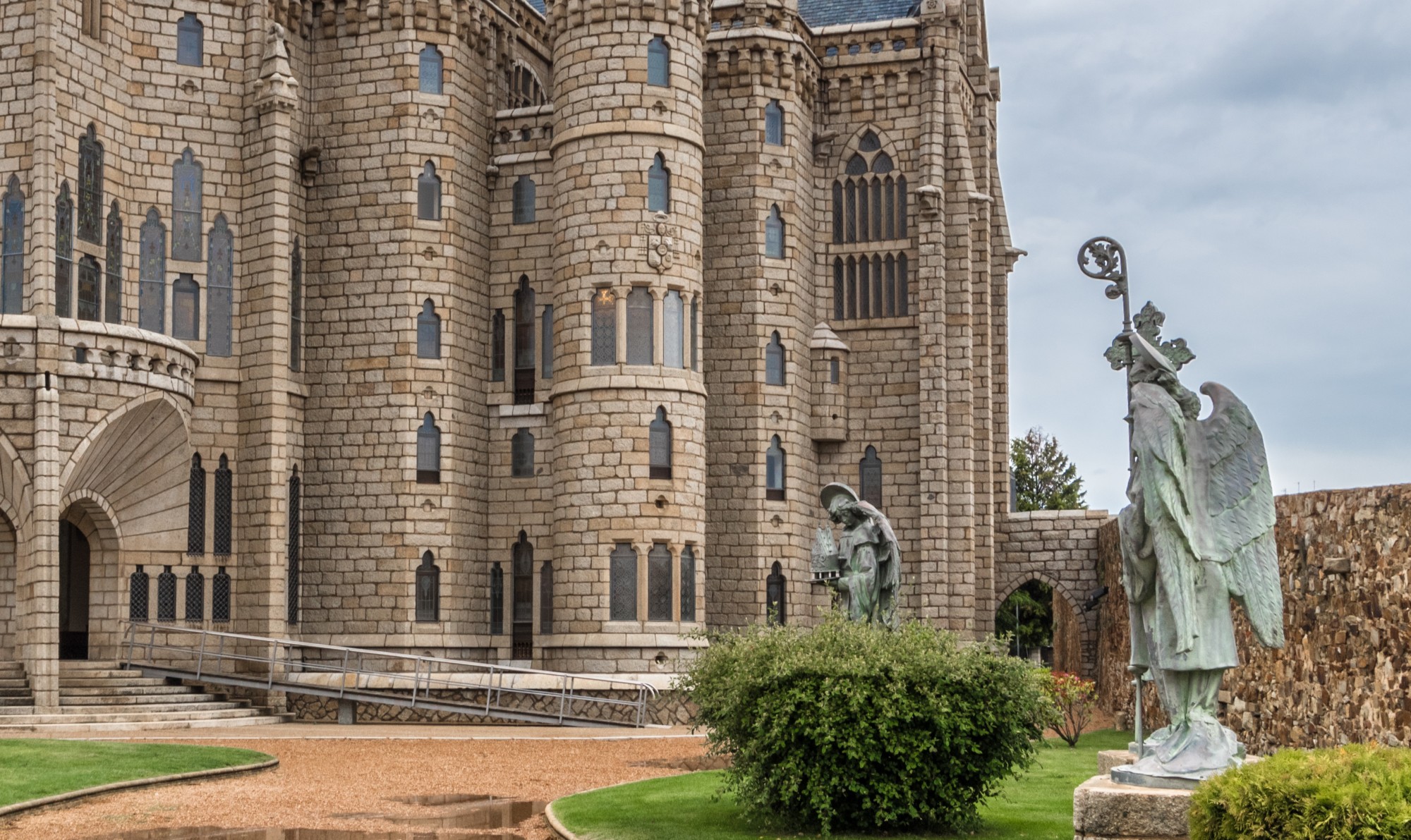 Palacio Episcopal de Astorga Antonio Gaudi   Angeles del jardin