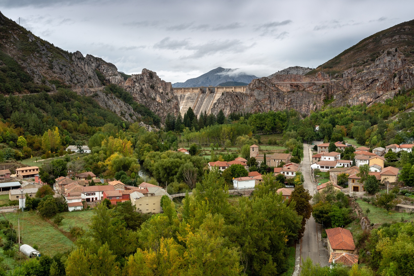 Pueblo y Presa del Embalse de los Barrios de Luna, León.
